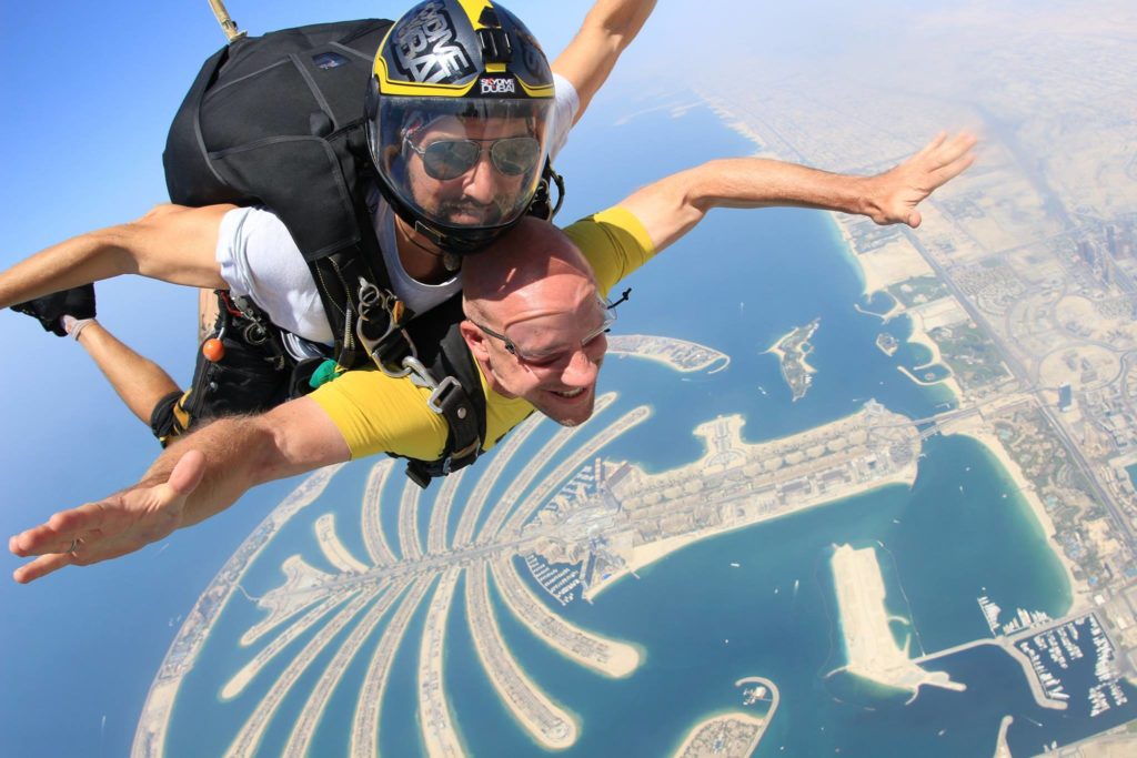 Thomas beim Fallschirmsprung in Dubai